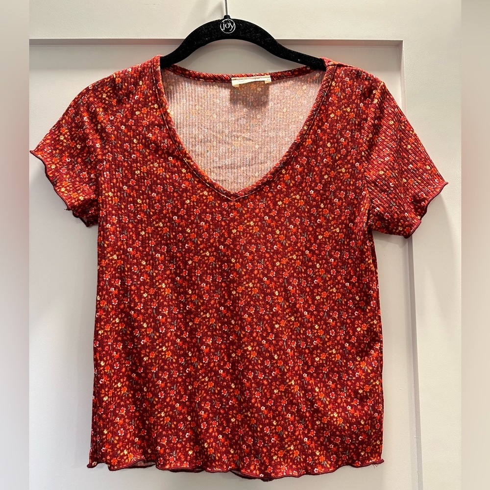 Cute cropped shirt. size:medium. Color: red orange pattern.